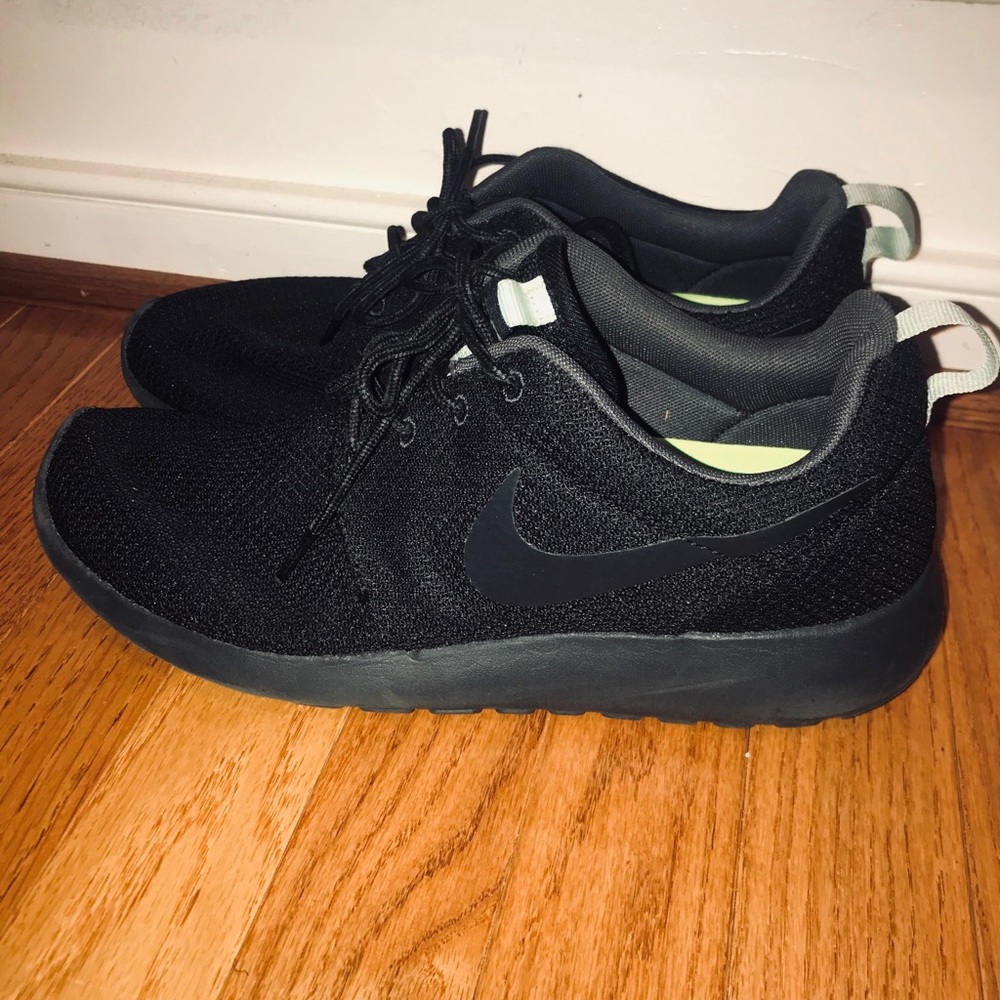 Selling a pair of Nike Roshe all black!!!
